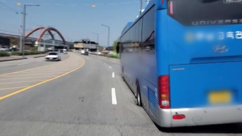 경기 이천시 도로 '땅 꺼짐'...통근버스 바퀴 빠져