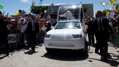 교황의 마지막 선물 '전용차'...가자 어린이 이동진료소로 변신