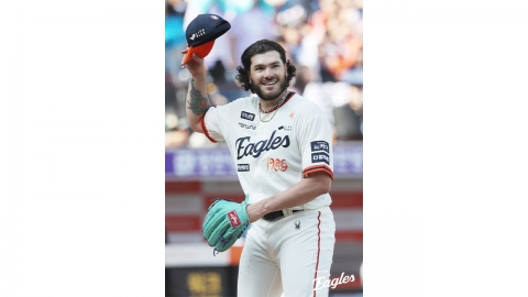 폰세, KBO 3~4월 최우수선수 선정...한화 외국인 투수 최초