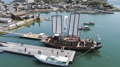 '조선통신사선 재현' 선박 오사카 도착..."261년 만에 입항"