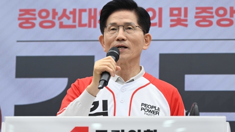 김문수, 첫 선대위 회의서 자유통일 강조..."가짜진보 찢어버리고 싶어"