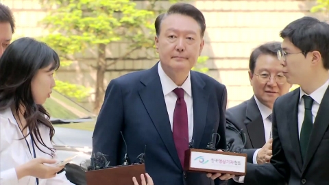 첫 공개출석 윤석열…"계엄 사과" 질문에 \'침묵\'