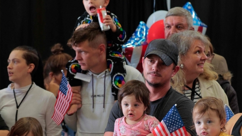 이민에 강경한 트럼프, 남아공 난민 수용 비판엔 "우연히 백인"