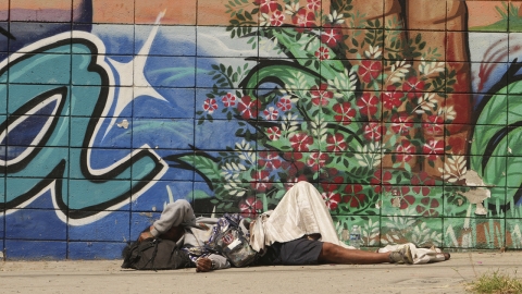 미 민주당 '대권 잠룡' 캘리포니아 주지사, '노숙자 야영지와의 전쟁' 나서