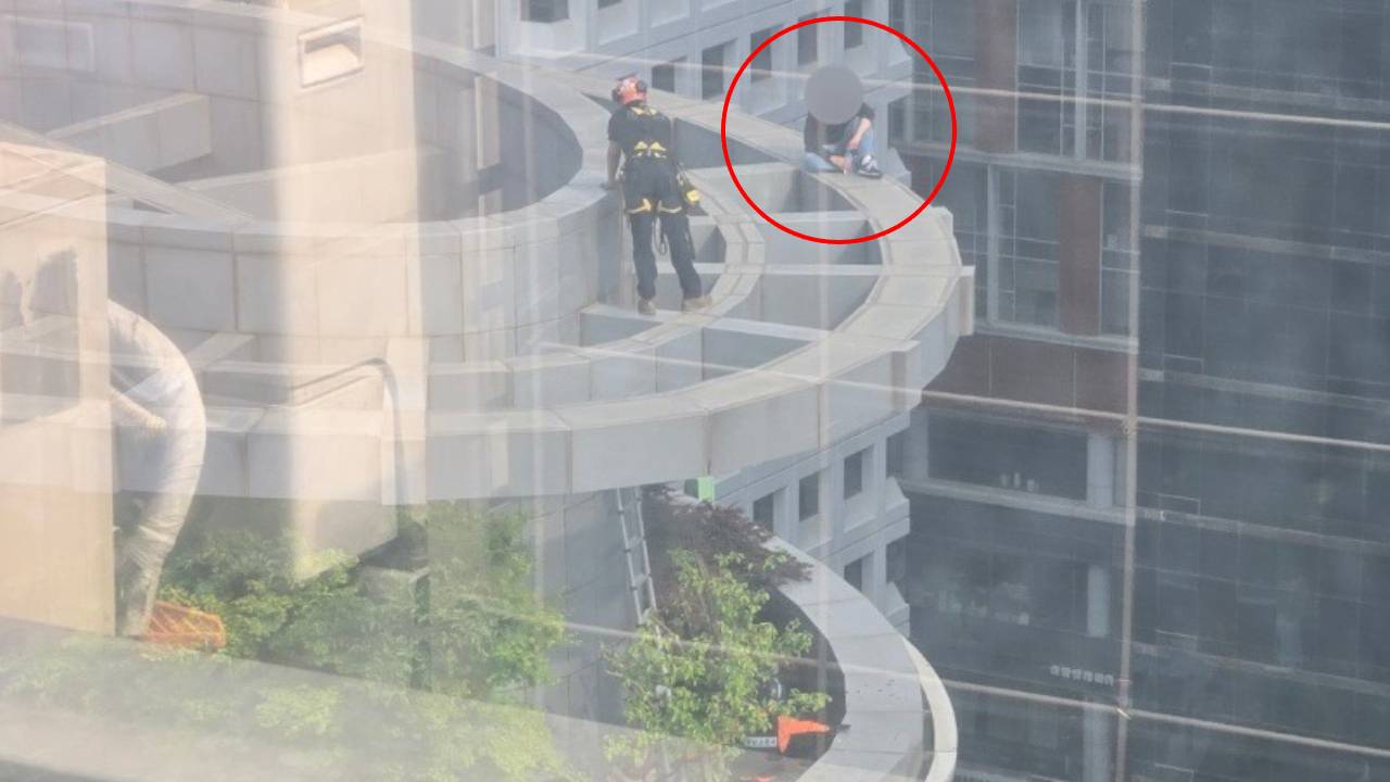 강남역 인근 15층짜리 건물 옥상서 투신 소동…협상팀 투입