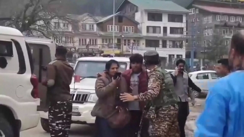 인도, 긴장지역 카슈미르에서 반군과 총격전...3명 사살