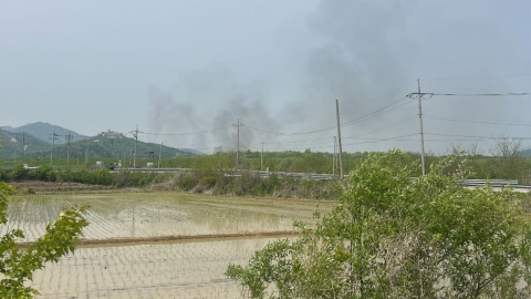 강원도 철원 비무장지대 산불...헬기 2대 투입 진화 중
