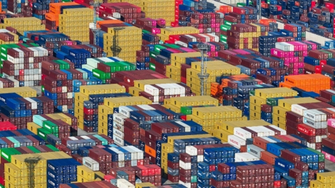 '관세 유예'로 중국산 사재기 다시 시작...해운 운임 '들썩'