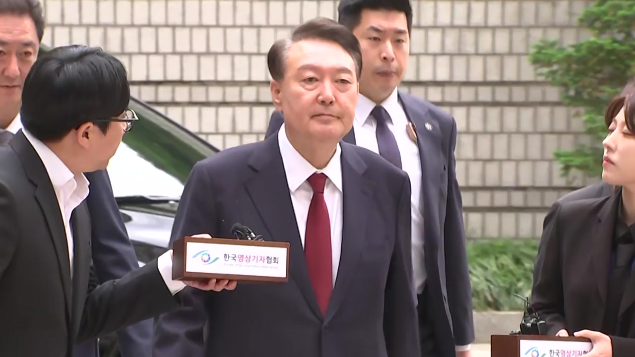 [현장영상+] 윤 전 대통령, 서울중앙지방법원 도착... 곧바로 법정으로 이동