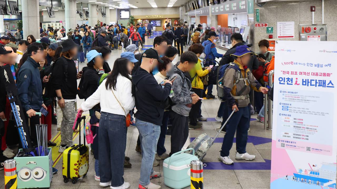 '뱃삯 1,500원'에 난리난 섬...관광객 웃고, 주민은 진땀