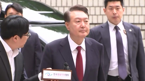 윤석열 전 대통령, 4차 공판도 공개 출석...묵묵부답