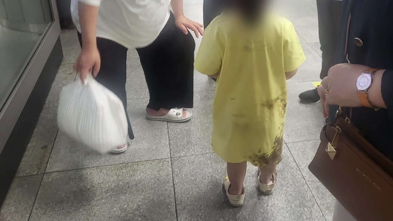 지하철 승강장에 빠진 아이...시민들 힘 합쳐 구조