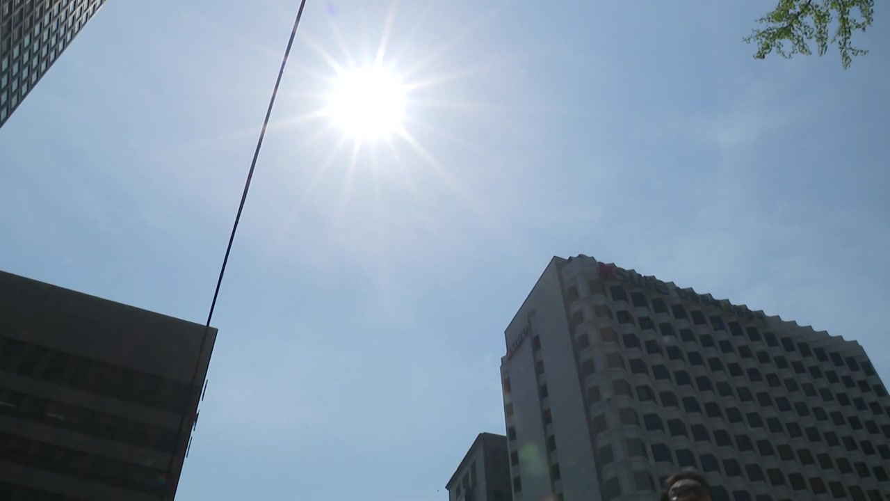 [날씨] 벌써 35℃? '덥고 습한 남풍' 탓...내일도 더위 속 요란한 비