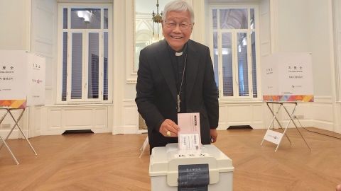 유흥식 추기경 재외국민 투표..."기도하는 마음으로 한 표"