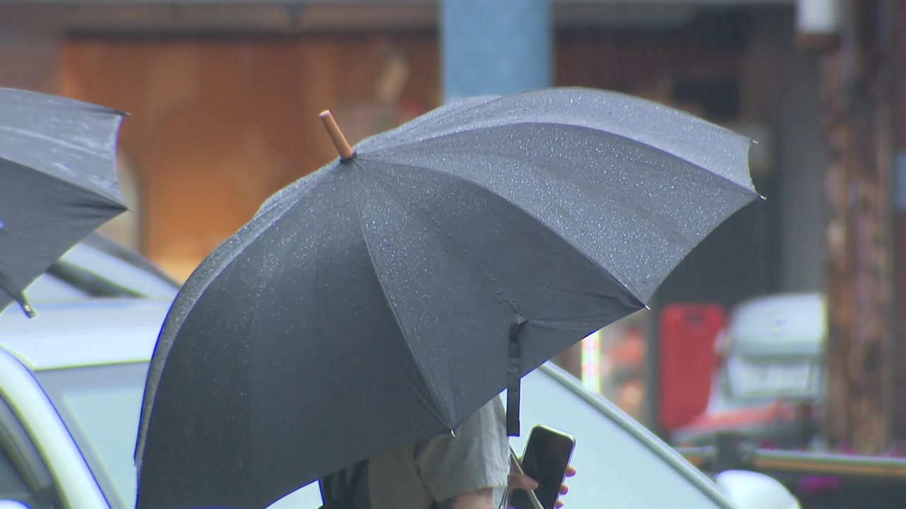 [날씨] 벌써 35℃? '덥고 습한 남풍' 탓...오늘도 더위 속 요란한 비