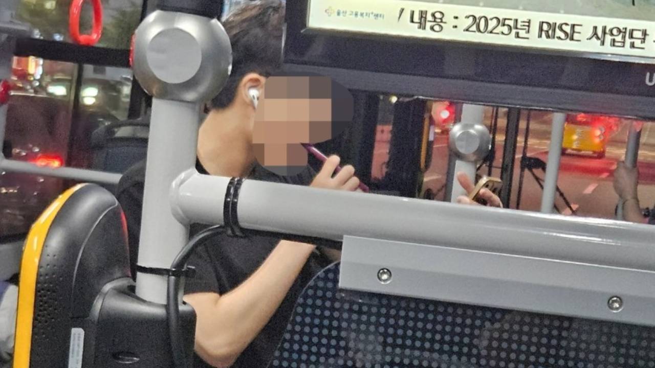버스 안에서 양치질?...공공예절 실종된 남학생 행동 '뭇매'