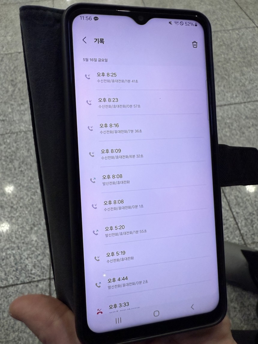 휴대폰에 빼곡한 통화 기록..."숨진 제주 교사, 학부모에 괴롭힘 당해"