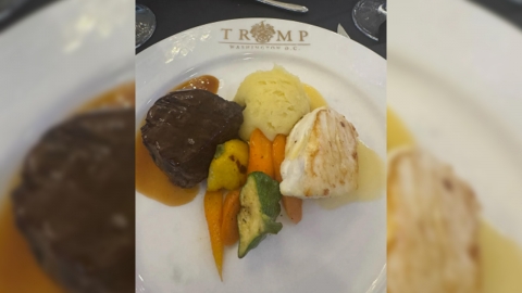 "저가항공 기내식보다 못했다"...트럼프 밈코인 만찬 '구설'