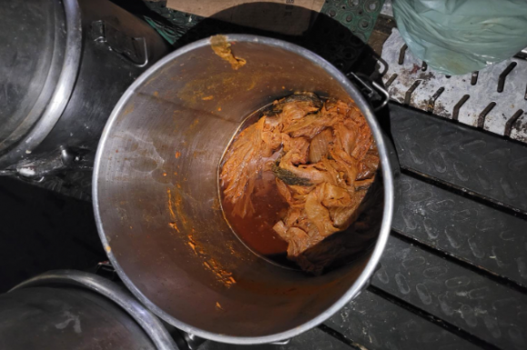 '곰팡이 득실' 작업장서 끓인 김치찌개...16톤 팔려 '발칵'