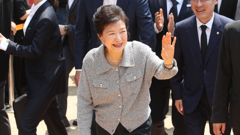 박근혜, 육영수 생가 방문..."어머님 가르침 떠올라"