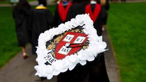 하버드 졸업생들, 학사모에 하얀 꽃...유학생과 연대 표시