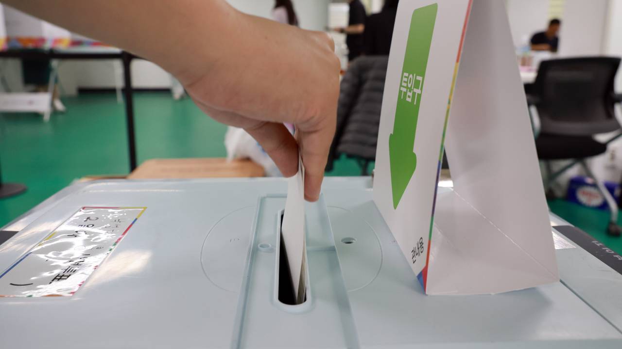 "띠 뭐예요?", "숫자 세 봐요"…여성 유권자 쫓아가며 '불법 촬영' 논란