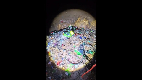 장자제 주변 쓰레기 동굴…버려진 양심 산처럼 쌓여