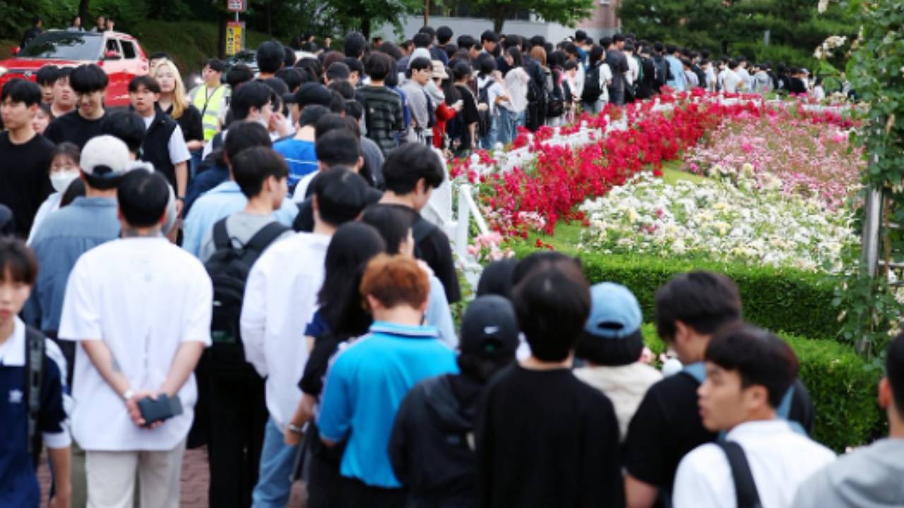 재학생 10시간 대기, 교직원 가족은 '직행'…홍대 축제 특혜 논란에 '시끌'