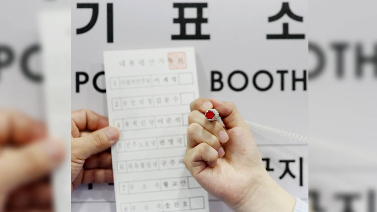 "2번 찍고 인증"…괴산서 기표된 용지 찍은 후 '단톡방 공유' 논란