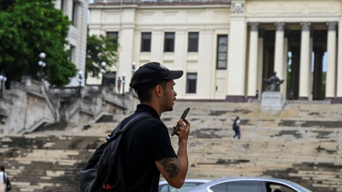 '월급 절반 수준 휴대전화 요금 폭탄'에 쿠바 민심 부글부글...대학생들, 수업 거부까지 결의