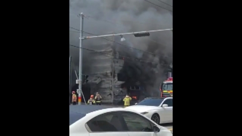 경남 양산 공장에 큰 불…SUV 상가 돌진에 3명 사상