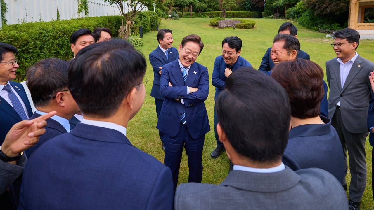 "이재명 시계는 없냐" 의원들 질문에…李 대통령이 보인 반응