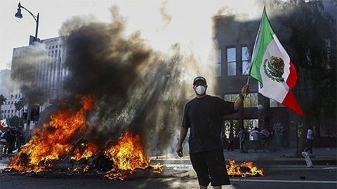 LA 시위 상징된 멕시코 국기...트럼프는 '분노'