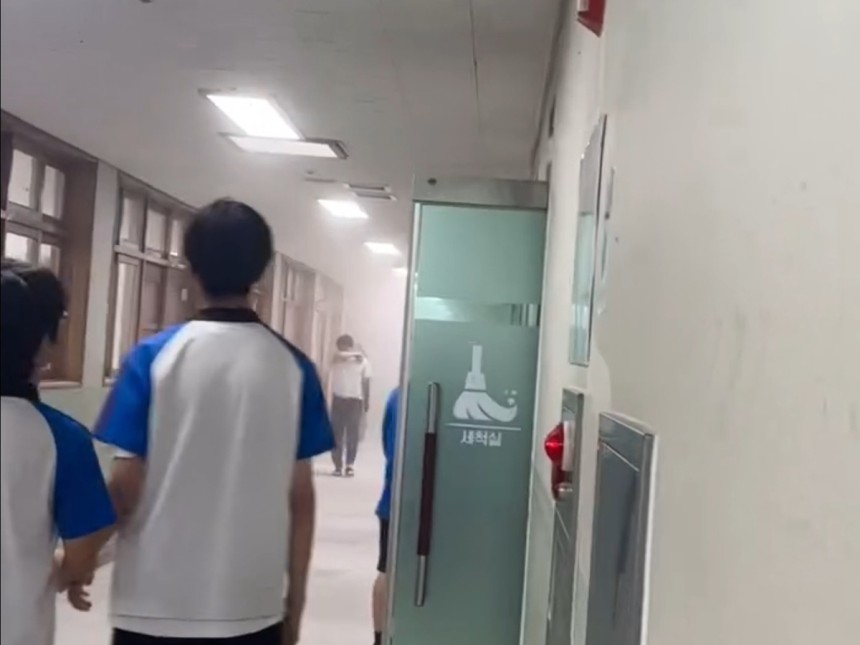 "담배 피우지 마" 교사 훈계에...학교서 소화기 난사한 중학생