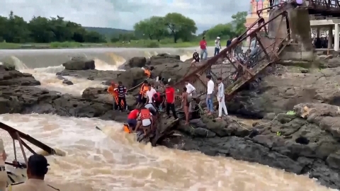 인도 서부서 철제 교량 무너져...30여 명 사상