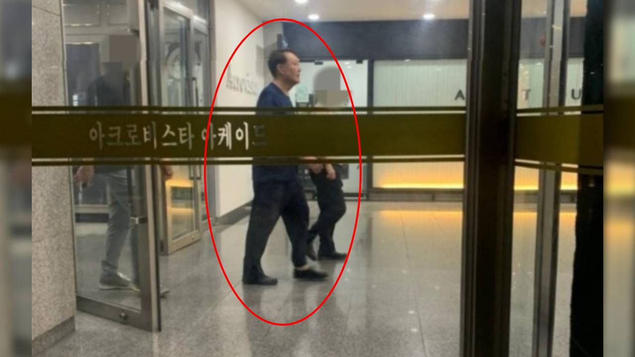 "경찰 출석은 안 하고 활보?"…尹 '여유 산책' 목격담에 논란 확산