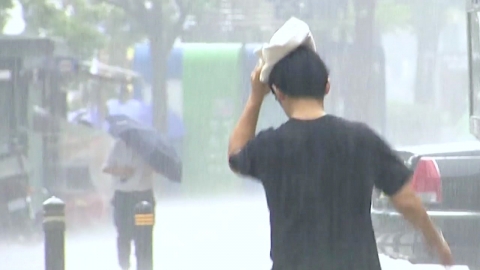 [날씨] 전국 30℃ 안팎, \'후텁지근\'…무더위 속 소나기