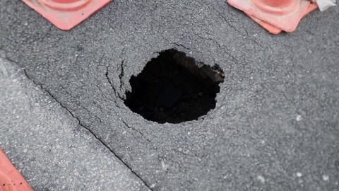 에어백 터지며 화재 오인 신고…지름 30cm 땅 꺼짐