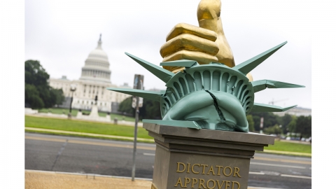 미국 워싱턴에 '독재자 트럼프' 풍자 조각상 등장...하단엔 푸틴·김정은의 트럼프 찬사 기재