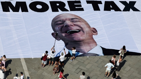 아마존 베이조스의 초호화 베네치아 결혼식에 그린피스까지 반기..."세금 더 내라" 대형 현수막 내걸어