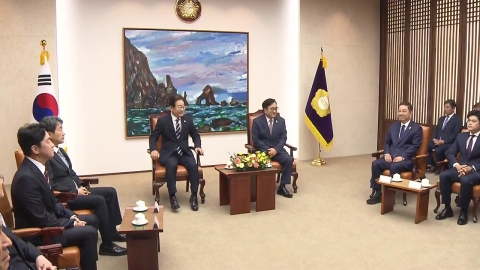  이 대통령, 추경안 시정연설에 앞서 의장실서 환담