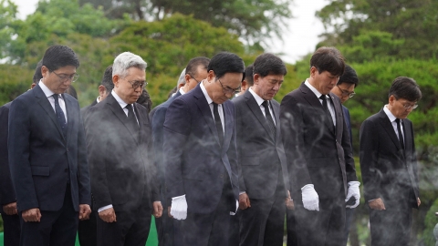 [기업] 현대로템 임직원 현충원 참배...참전용사도 지원