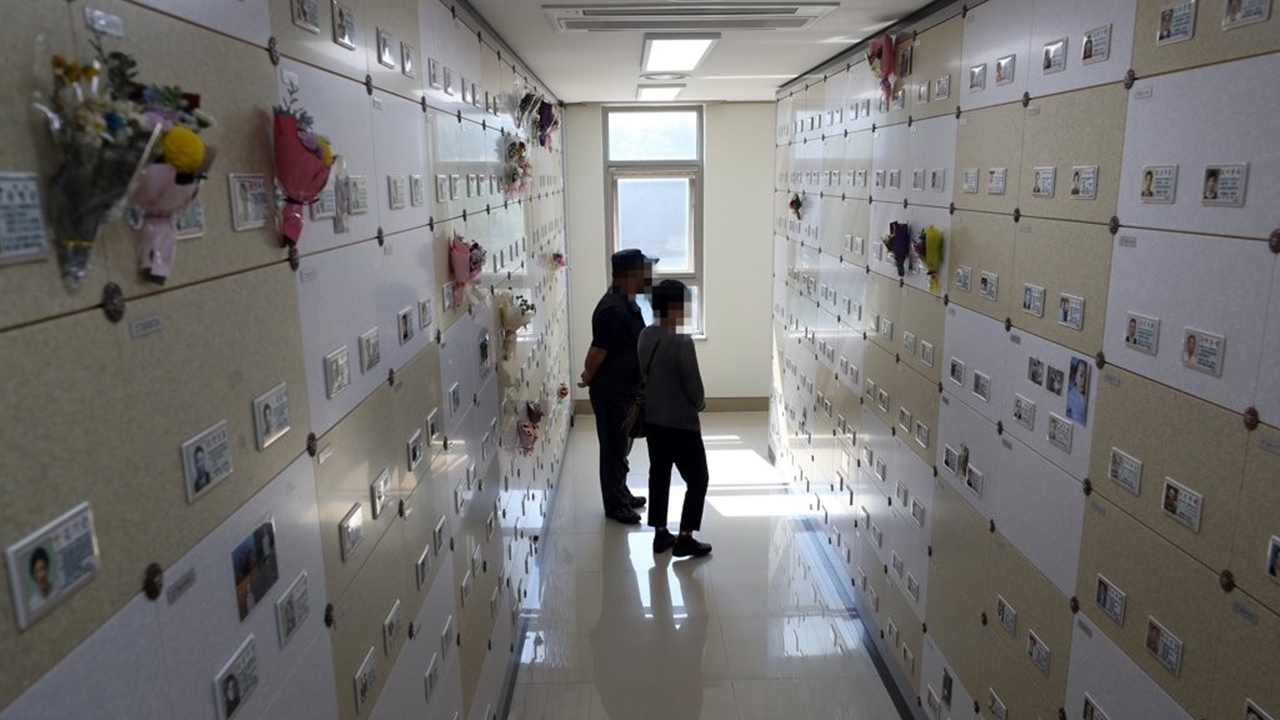"납골당 온 유족들에 조용히 하라고"...드라마 촬영팀 '갑질' 논란