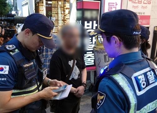 제주 외국인 관광객 단속해보니..."1시간만에 26명 적발"