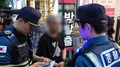 제주 외국인 관광객 단속해보니…"1시간만에 26명 적발"