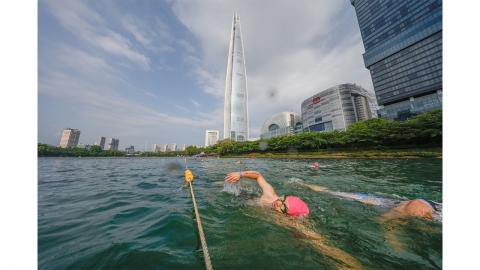 [기업] 석촌호수 헤엄치고 롯데월드타워 오른다...롯데 아쿠아슬론 개최