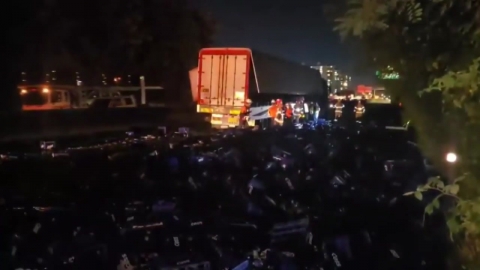 고속도로에 맥주병 수만 병 \'와르르\'…일대 아수라장