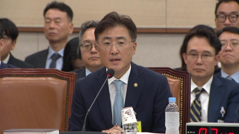이진수 법무차관 국회 데뷔전…대통령 재판중지 공방
