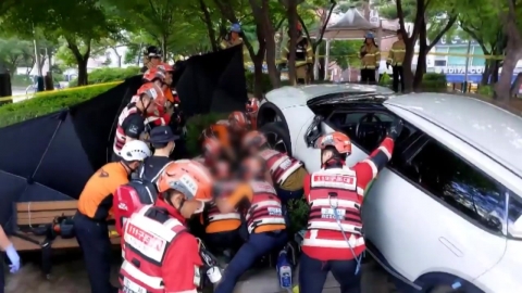 공원으로 돌진한 SUV…벤치에 앉아있던 시민 숨져