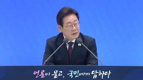 이 대통령, 2시간 동안 회견…"통합의 국정 해야"